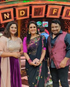 Rekha Krishnappa Instagram - Heyyyy we won 🏆
3rd place but it was very tough to come to this place... 
Congratulations to all the winners 
@vm_mahalingam and rajeshwari
@madhanpandian  and @reshma_muralidaran_official
@farina_azad_official and rehman 
.
.
#vijaytvshow #vijaytv #coupleshow #tamilchannel #tamilartist #vijaytelevision