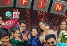 Rekha Krishnappa Instagram - Heyyyy we won 🏆 3rd place but it was very tough to come to this place... Congratulations to all the winners @vm_mahalingam and rajeshwari @madhanpandian and @reshma_muralidaran_official @farina_azad_official and rehman . . #vijaytvshow #vijaytv #coupleshow #tamilchannel #tamilartist #vijaytelevision Chennai, India