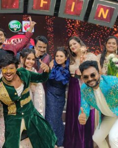 Rekha Krishnappa Instagram - Heyyyy we won 🏆 3rd place but it was very tough to come to this place... Congratulations to all the winners @vm_mahalingam and rajeshwari @madhanpandian and @reshma_muralidaran_official @farina_azad_official and rehman . . #vijaytvshow #vijaytv #coupleshow #tamilchannel #tamilartist #vijaytelevision Chennai, India