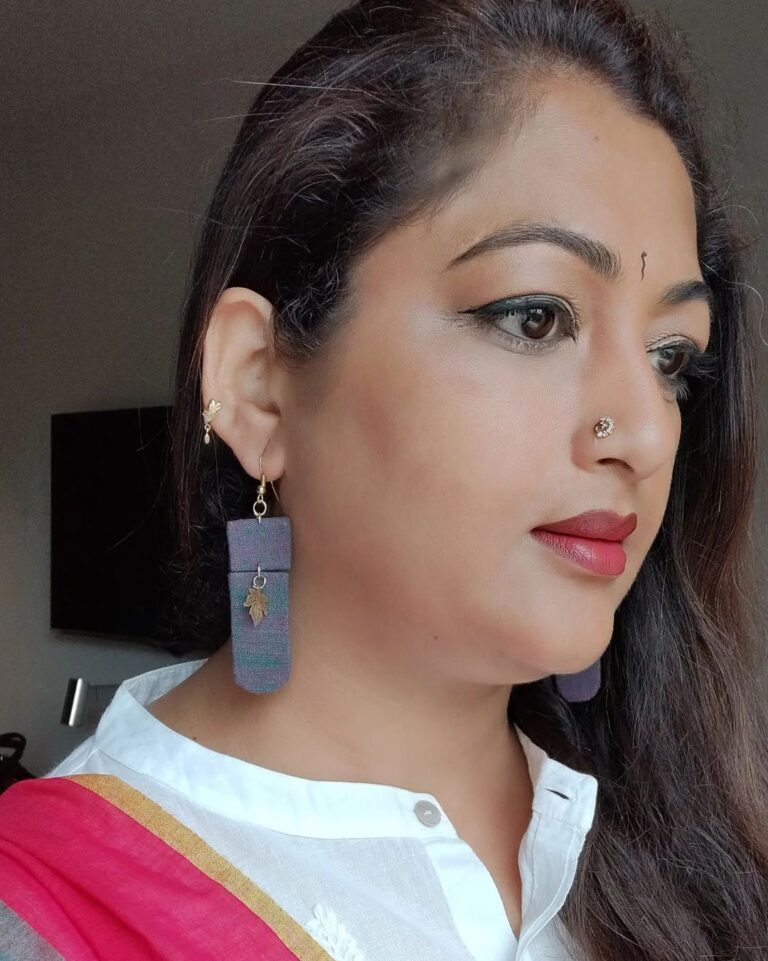 Rekha Krishnappa Instagram - Beauty lies in eyes of the beholder ... Different types of jewelry from @srushtiscraftandcreations Browse into the page for more designs and elegant jewellery sets Thanks for these lovely matching earrings @srushtisringeri #terracottajewelryforsale #Handmadequotesboard #Marriagegifts #birthdaygifts #babyshowergifts #embroiderygifts #handmadefabric #handmadejewelry #handmadeearrings #terracotta #terracottajewellery #embroideryearrings