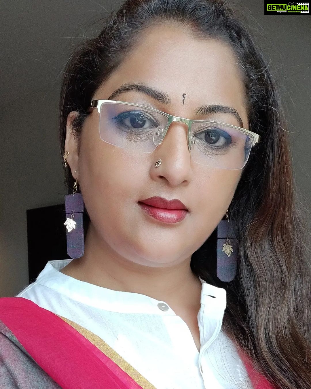 Rekha Krishnappa Instagram - Beauty lies in eyes of the beholder ... Different types of jewelry from @srushtiscraftandcreations Browse into the page for more designs and elegant jewellery sets Thanks for these lovely matching earrings @srushtisringeri #terracottajewelryforsale #Handmadequotesboard #Marriagegifts #birthdaygifts #babyshowergifts #embroiderygifts #handmadefabric #handmadejewelry #handmadeearrings #terracotta #terracottajewellery #embroideryearrings