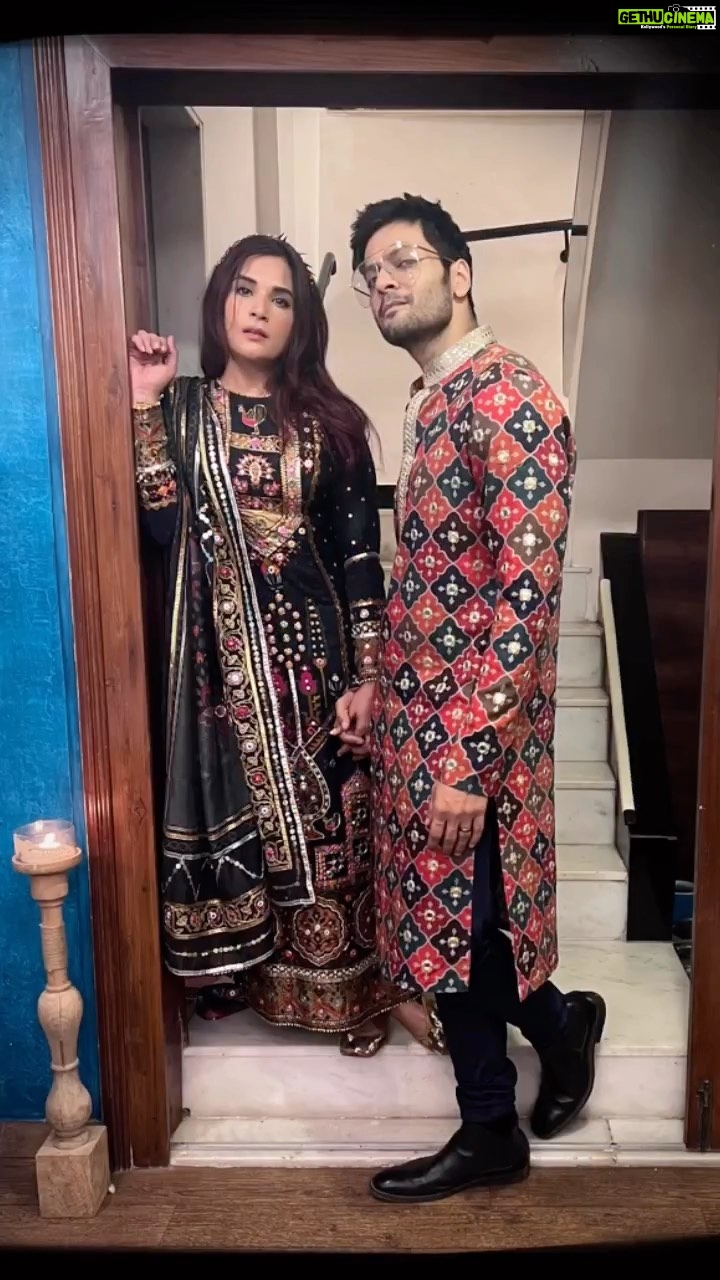 Richa Chadha Instagram - #HappyDiwali to you and yours! Sparkling in @mayyurgirotra and did rangoli with mor too! House cleaned up nice❣️@alifazal9 effortlessly dapper per usual! Pooja done. 💪🏼prayed for peace. सभी को दीपावली की हार्दिक और विराट शुभकामनाएँ! माता लक्ष्मी को हम सभी को संपन्न करें! #HappyDiwali #RichaChadha #AliFazal #peace