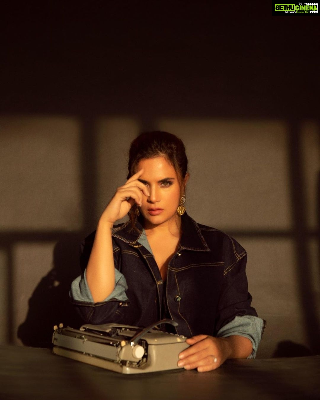 Richa Chadha Instagram - Female gaze 🤌🏽 . . . Photographer: @ishanzaka Styling: @anishagandhi3 @rochelledsa Hair and Make up: @adhishreep @ramihalder . . . #photoshoot #fashionfriday #glamour #style #fashion