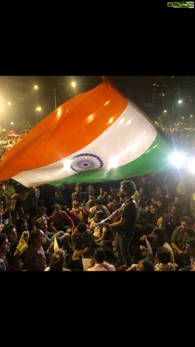 Richa Chadha Instagram - I love this country in my bones … loving India also means loving Indians. The Preamble is a dream our forefathers dreamt of… let’s try and fulfil that dream. Jai Hind. Happy azaadi diwas to each and everyone. ❤️☺️💪🏼🇮🇳 #indiaat75 #patriot