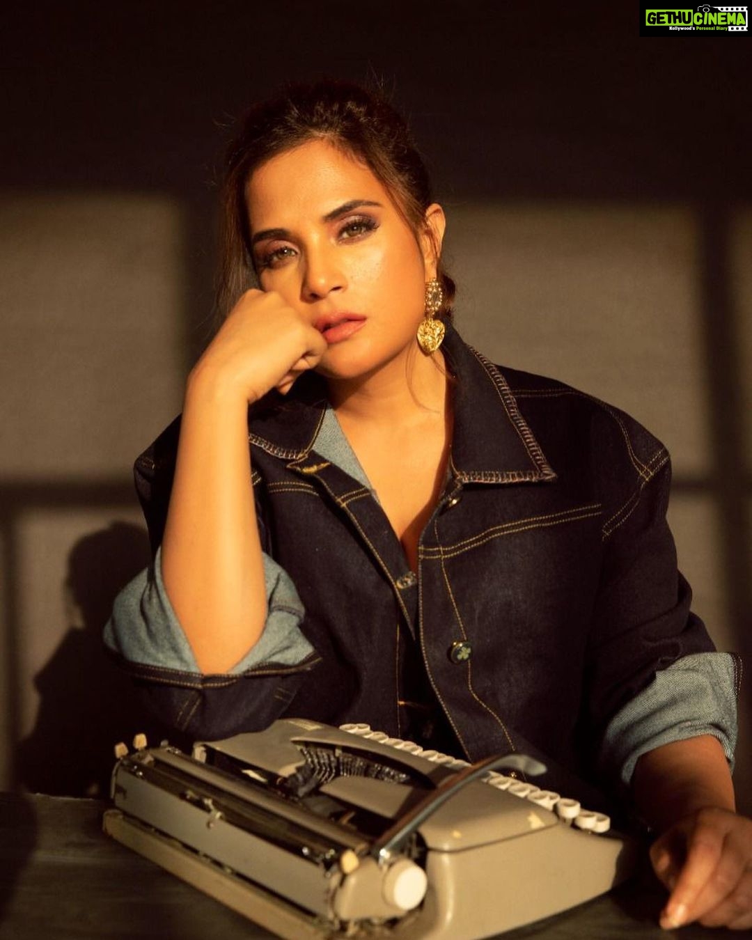 Richa Chadha Instagram - Female gaze 🤌🏽 . . . Photographer: @ishanzaka Styling: @anishagandhi3 @rochelledsa Hair and Make up: @adhishreep @ramihalder . . . #photoshoot #fashionfriday #glamour #style #fashion