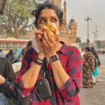 Ritika Singh Instagram - Not me holding the vadapav like a DSLR camera 😂 #buenosdiasmuchachos