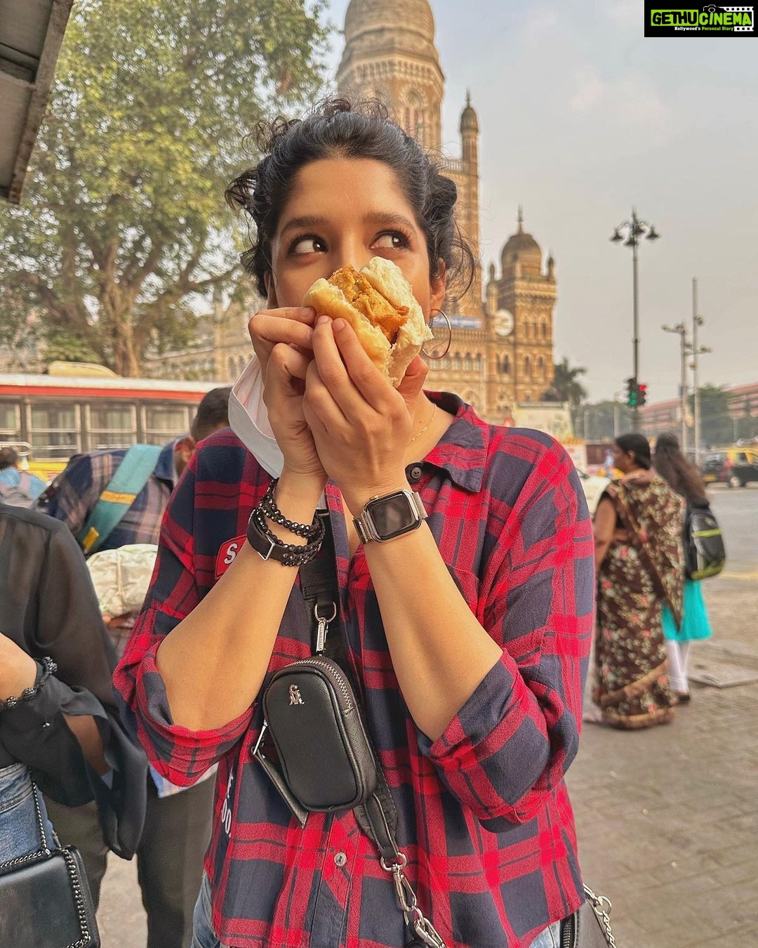 Ritika Singh Instagram - Not me holding the vadapav like a DSLR camera 😂 #buenosdiasmuchachos