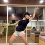 Ritika Singh Instagram - Love this choreo so much! Been wanting to dance to this song for a while now 😍 Dc @silvergunnnn @dow1oo9k @jennierubyjane