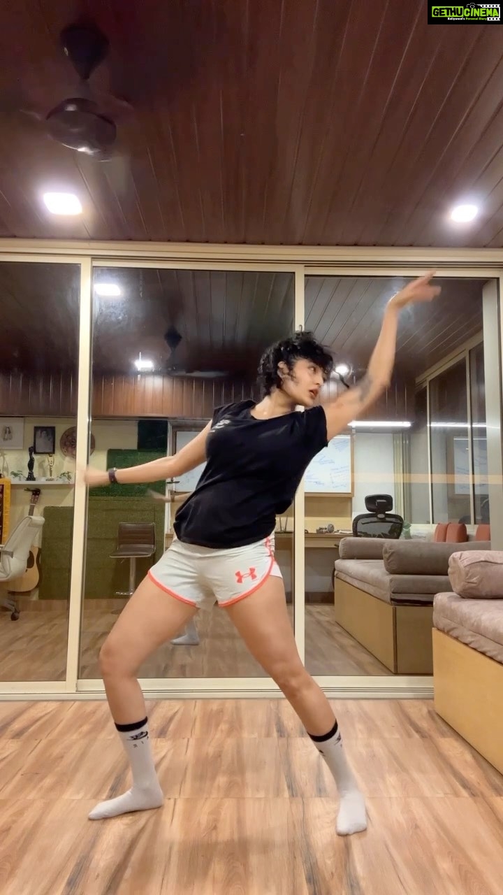 Ritika Singh Instagram - Love this choreo so much! Been wanting to dance to this song for a while now 😍 Dc @silvergunnnn @dow1oo9k @jennierubyjane