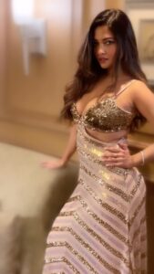 Riya Sen Instagram - It was such an honour to present awards to the INCREDIBLE BRANDS OF INDIA on the 27 th nov ,  2022 at the Hilton international in Mumbai . 

Loved flaunting this stunning gown by @nanditathirani 💕
Hair @priscilla_corner