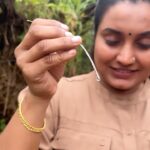 Roshna Ann Roy Instagram - മിഴികൾക്കിന്നെന്തു വെളിച്ചം ഹോയ് കാണാമോ....., 😁😁 nostu 🥰അങ്ങോട്ട് വീതിച്ചു കൊടുത്തേക്കാം.... 🥰🔥🌻 #nostalgia #childhoodmemories #wynaddiaries