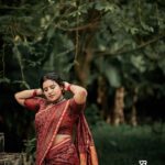 Roshna Ann Roy Instagram - …..🤎… 🤎 Team 📸 : @vibinraveendhran_ Costume : @klumbyprajinajaanaki Jwells : @inikacollections Mua : @aiswaryasmakeover #saree #treding #treditional #makeup #actress #kerala #instagram Aluva