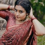 Roshna Ann Roy Instagram - ஆண் : ஆ...ஆ...வாள் பிடித்து நின்றால் கூட நெஞ்சில் உந்தன் ஊர்வலம் ❣️ போர்க்களத்தில் சாய்ந்தால் கூட ஜீவன் உன்னை சேர்ந்திடும் ..♥️ . 🎥 : @vibinraveendhran_ Mua : @aiswaryasmakeover Costume : @klumbyprajinajaanaki Jwellery : @inikacollections #roshnaannroy #rrmakeup #instagram #reels #tamilsongs #spb #spbalasubramaniam #sundarykannalorusethy #makeupartist #mypassion #saree #treditional #trendingreels