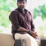 Roshna Ann Roy Instagram - Proud to work for this amzing human being 😊 proud moment ..🙂 Thank God 🙏 thank u @actorvijaysethupathi ♥️ .. 🙂🥳 much pleasure to b there for u brother .. 😊😘 #vijaysethupathi #vjs #makkalselvan 📸 : @pranavcsubash_photography Mua & styling : me Costume. : @soorajskofficial @bespokedbysk Kochi, India