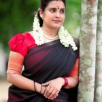 Roshna Ann Roy Instagram - കണ്ണു കണ്ണിൽ കൊണ്ട നിമിഷം മുതൽ കളിയാടി തോൽക്കുകയാണെൻ നെഞ്ചം❤️.. വർണ്ണജാലം കാട്ടും നിൻ ലോചനം കഥ മാറ്റിയെഴുതും പൊൻ‍തൂവൽ… 💌 “ 📸 : @pranavcsubash_photography Assisted: @roshith_ravindran Costume. : @manka.couture Kerala
