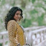 Roshna Ann Roy Instagram - 🥀🥀🥀🥀 ….. 📽 : @vibinraveendhran_ Mua: @makeover_by_aiswarya Costume: @klumbyprajinajaanaki Jwellery : @inikacollections