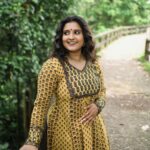 Roshna Ann Roy Instagram - അരിയമാന്‍പേട പോലെ നീയെന്റെ അരികെ വന്നൊന്നു നില്‍ക്കുമ്പോള്‍.. മഴയിലാടുന്ന ദേവദാരങ്ങള്‍ മന്ത്രമേലാപ്പു മേയുമ്പോള്‍.. നീ വനവലാകയായ് പാടുന്നു....🥰 Team behind 📸 : @vibinraveendhran_ Costume: @klumbyprajinajaanaki Jwellery : @inikacollections : Mua : @makeover_by_aiswarya Aluva