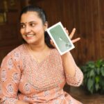 Roshna Ann Roy Instagram - Updated 💚" to iPhone " #iphone13 പറയാൻ ഒരുപാട് ഉണ്ട്... എന്റെ എല്ലാ സ്വപ്നങ്ങൾക്ക് പുറകിലും ഒരുപാട് വലിയ കഥകൾ ഉണ്ട്.... കൂടുതൽ പറഞ്ഞു മടുപ്പിക്കുന്നില്ല ♥ സമയം എടുത്തു... ., അവസരങ്ങൾ ഒരുപാട് ഉണ്ടായിരുന്നിട്ടും നടന്നില്ല... ഉപയോഗിക്കാൻ അറിയുകേം ഇല്ല... IPhone വാങ്ങാൻ ഒക്കെ എപ്പളും എല്ലാരും പറയും... പറയണോർക്ക് പറയാലോ.. മ്മക്കല്ലേ ദണ്ണം 😂!!! അപ്പൊ thanks to my man @kichutellus " കല്യാണത്തിന്റെ സമയത്തു എനിക്കു phone വാങ്ങുമ്പോൾ പറഞ്ഞ വാക്കാണ്... അതു മൂപ്പര് ഇച്ചിരി വൈകിയാണെങ്കിലും നടത്തി തന്നു... ❤️ ന്റെ ആനക്കാരന്... ഒത്തിരി സ്നേഹത്തോടെ വല്യ ഉമ്മ്മ്മ്മ്മ....!!!♥♥♥
