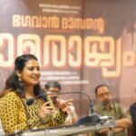 Roshna Ann Roy Instagram - അങ്ങനെ കുറച്ചു നാളത്തെ വലിയ കാത്തിരിപ്പിനോടുവിൽ ... ഞാനിതാ എന്റെ സന്തോഷത്തിലേക്ക്.. 😘 2019ൽ makeup &beutician ഡിപ്ലോമ എടുത്തു, ഒരുക്കുന്നത് ഇഷ്ടമുള്ള കാര്യമായതു കൊണ്ട് അതും കൂടെ കൊണ്ടുപോകണം എന്ന് ആഗ്രഹിച്ചാണ് പഠിച്ചത് , .എന്തോ കൊറോണ വന്നപ്പോ എനിക്കതായിരുന്നു ആശ്രയം ♥ ആ സമയത്തായിരുന്നു വിവാഹവും 🔥 എന്റെ വിവാഹ ശേഷം ഒരു 6 മാസത്തിനു ശേഷം സിനിമയ്ക്കു വിലക്കുകളിൽ നിന്നു മോചനം.. എല്ലാവരും വീണ്ടും തിരക്കു പിടിച്ച സമയത്തിലേക്ക്...🙂 അന്ന് എന്റെ കാര്യം നല്ല comedy ആയിട്ടു പോകുന്നു.... 😛 ഈച്ച ആട്ടി ഇരിക്കുക എന്നൊക്കെ പറഞ്ഞു കെട്ടിട്ടേ ഉള്ളൂ.. ഞാൻ ഏതാണ്ടൊക്കെ അങ്ങനൊരു അവസ്ഥയിലായിരുന്നു😝😝 , എങ്കിലും ഒന്നല്ലേൽ വേറെ, എന്നൊരു moodil ഞാൻ പഠിച്ചതൊക്കെ കൂട്ടി ചേർത്ത് makeupworks ചെയ്യാൻ തുടങ്ങി, വെറുതെ ഇരിക്കാനുള്ള മനസു അന്നുമില്ല ഇന്നുമില്ല.. 🤗അത്രേ ഉള്ളൂ🖤 Contacts കുറഞ്ഞിട്ടാകും എന്നൊക്കെ മനസിൽ തോന്നി, ഒരീസം ചുമ്മാ എല്ലാ contctsum പൊടി തട്ടി എടുത്തു എല്ലാർക്കും msg അയച്ചപ്പോഴാണ് കാര്യങ്ങൾ വേറെ ലെവലിൽ പോയി കൊണ്ടിരിക്കുവാണെന്നു മനസിലായത് 🙏🏻 അഭിനയ ജീവിതത്തിനു വിരാമം, വിവാഹ ശേഷം makeup artist ആയി മാറിയ എന്നെ വിളിച്ചാൽ കാര്യമില്ലത്രേ... 😆 ഞാൻ പിന്നെ ന്താ പറയാ ...വഴിയേ പോണവർ എന്റെ ജീവിതം അങ്ങോട്ട് തീരുമാക്കുകയാണ്,. ന്തായാലും ഇതറിഞ്ഞപ്പോൾ ഇച്ചിരി വെഷമിച്ചെങ്കിലും, mind ആക്കിയില്ല . 🥱. സ്വന്തമായി ഞാൻ തന്നെ ഇടയ്ക്കു മറന്നു പോയി തുടങ്ങി , എന്റെ കഴിവുകളെ 😭 വീണിടം വിഷ്ണു ലോകം, അങ്ങനെ ഒരു വീട്ടുകാരിയായും ഭാര്യയുമൊക്കെ ആയി ഒതുങ്ങാനുള്ള തയ്യാറെടുത്തു കൊണ്ടിരുന്ന ഞാൻ ഇങ്ങനെ ഒരു അന്തോം കുന്തോംയില്ലാണ്ട് നിക്കുമ്പോഴാണ് ഒരു tamil project ചെയ്യുന്നത്, അതായിരുന്നു തുടക്കം, ആ ഒരു inspiration കൊണ്ടാകാം ഇന്ന് കൃത്യമായി പറഞ്ഞാൽ 3വർഷവും 4മാസവും കഴിയുമ്പോൾ മലയാള സിനിമയുടെ ഭാഗമാകുവാൻ ദൈവം വീണ്ടും എന്നെ നിയോഗിച്ചു .. ആദ്യമായി സ്കൂളിലേക്ക് ചെല്ലുന്ന ഒരു കുട്ടിയുടെ പ്രതീധിയാണ് എനിക്കിപ്പോൾ... 🙏🏻സിനിമ കിട്ടിയില്ലെങ്കിലും.. ഒരാൾ വിളിച്ചിട്ടു ഒരു കഥ പറഞ്ഞപ്പോൾ കിട്ടിയ സന്തോഷം എനിക്കു പറഞ്ഞറിയിക്കാൻ പറ്റുന്നില്ല.🙏🏻 എന്തായാലും Rasheed Parambil സംവിധാനം ചെയ്യുന്ന ആദ്യ സിനിമ"ഭഗവാൻ ദാസന്റെ രാമ രാജ്യം " എന്ന സിനിമയിലൂടെ 🤎💚ശക്തമായ ഒരു കഥാപാത്രമായി ഞാനും തിരിച്ചു വരുന്നു 🤝 ദൈവാനുഗ്രഹത്താൽ പൂജ, switch on, ബഹുമാനപ്പെട്ട സിബി മലയിൽ sir, ഷാജി കൈലാസ്sir , ലിസ്റ്റിൻ ചേട്ടൻ ടി ജി രവി ചേട്ടൻ എന്നിവരുടെ സാന്നിദ്യത്തിൽ ഭംഗിയായി നടന്നു 🧡 🙏🏻ഇന്ന് തുടങ്ങുന്നു.🙏🏻