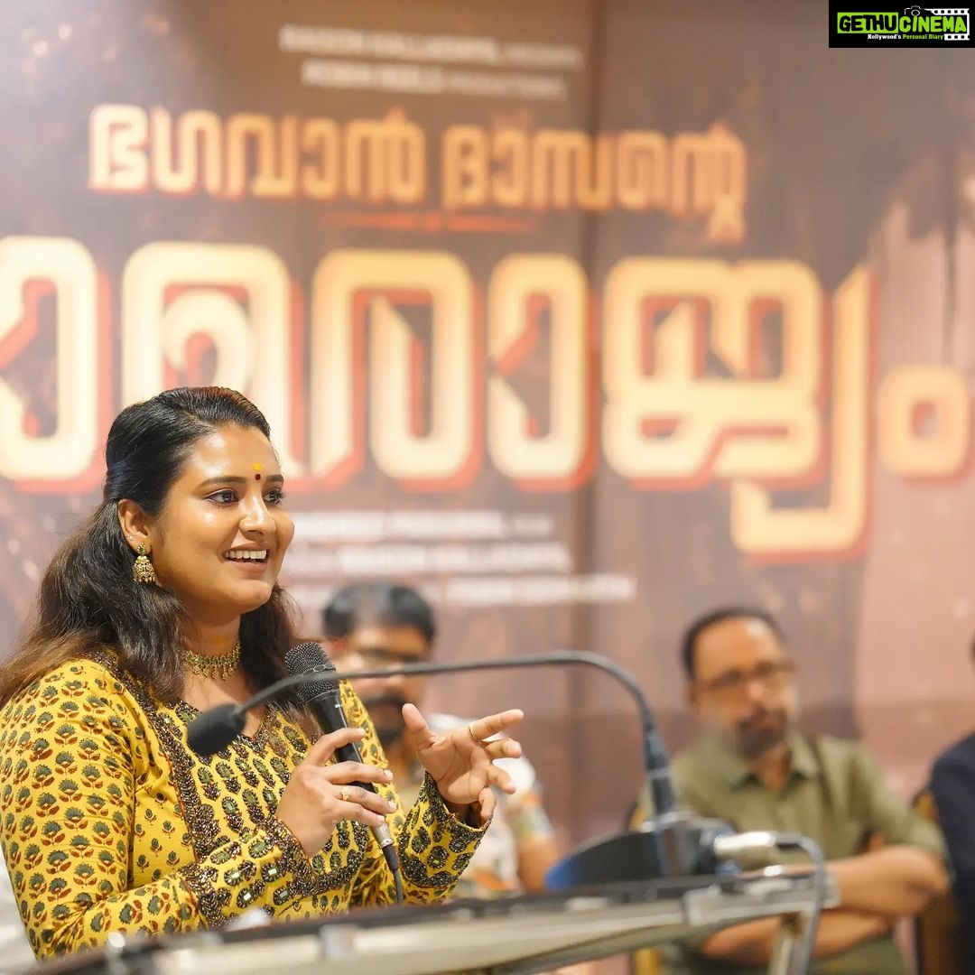 Roshna Ann Roy Instagram - അങ്ങനെ കുറച്ചു നാളത്തെ വലിയ കാത്തിരിപ്പിനോടുവിൽ ... ഞാനിതാ എന്റെ സന്തോഷത്തിലേക്ക്.. 😘 2019ൽ makeup &beutician ഡിപ്ലോമ എടുത്തു, ഒരുക്കുന്നത് ഇഷ്ടമുള്ള കാര്യമായതു കൊണ്ട് അതും കൂടെ കൊണ്ടുപോകണം എന്ന് ആഗ്രഹിച്ചാണ് പഠിച്ചത് , .എന്തോ കൊറോണ വന്നപ്പോ എനിക്കതായിരുന്നു ആശ്രയം ♥ ആ സമയത്തായിരുന്നു വിവാഹവും 🔥 എന്റെ വിവാഹ ശേഷം ഒരു 6 മാസത്തിനു ശേഷം സിനിമയ്ക്കു വിലക്കുകളിൽ നിന്നു മോചനം.. എല്ലാവരും വീണ്ടും തിരക്കു പിടിച്ച സമയത്തിലേക്ക്...🙂 അന്ന് എന്റെ കാര്യം നല്ല comedy ആയിട്ടു പോകുന്നു.... 😛 ഈച്ച ആട്ടി ഇരിക്കുക എന്നൊക്കെ പറഞ്ഞു കെട്ടിട്ടേ ഉള്ളൂ.. ഞാൻ ഏതാണ്ടൊക്കെ അങ്ങനൊരു അവസ്ഥയിലായിരുന്നു😝😝 , എങ്കിലും ഒന്നല്ലേൽ വേറെ, എന്നൊരു moodil ഞാൻ പഠിച്ചതൊക്കെ കൂട്ടി ചേർത്ത് makeupworks ചെയ്യാൻ തുടങ്ങി, വെറുതെ ഇരിക്കാനുള്ള മനസു അന്നുമില്ല ഇന്നുമില്ല.. 🤗അത്രേ ഉള്ളൂ🖤 Contacts കുറഞ്ഞിട്ടാകും എന്നൊക്കെ മനസിൽ തോന്നി, ഒരീസം ചുമ്മാ എല്ലാ contctsum പൊടി തട്ടി എടുത്തു എല്ലാർക്കും msg അയച്ചപ്പോഴാണ് കാര്യങ്ങൾ വേറെ ലെവലിൽ പോയി കൊണ്ടിരിക്കുവാണെന്നു മനസിലായത് 🙏🏻 അഭിനയ ജീവിതത്തിനു വിരാമം, വിവാഹ ശേഷം makeup artist ആയി മാറിയ എന്നെ വിളിച്ചാൽ കാര്യമില്ലത്രേ... 😆 ഞാൻ പിന്നെ ന്താ പറയാ ...വഴിയേ പോണവർ എന്റെ ജീവിതം അങ്ങോട്ട് തീരുമാക്കുകയാണ്,. ന്തായാലും ഇതറിഞ്ഞപ്പോൾ ഇച്ചിരി വെഷമിച്ചെങ്കിലും, mind ആക്കിയില്ല . 🥱. സ്വന്തമായി ഞാൻ തന്നെ ഇടയ്ക്കു മറന്നു പോയി തുടങ്ങി , എന്റെ കഴിവുകളെ 😭 വീണിടം വിഷ്ണു ലോകം, അങ്ങനെ ഒരു വീട്ടുകാരിയായും ഭാര്യയുമൊക്കെ ആയി ഒതുങ്ങാനുള്ള തയ്യാറെടുത്തു കൊണ്ടിരുന്ന ഞാൻ ഇങ്ങനെ ഒരു അന്തോം കുന്തോംയില്ലാണ്ട് നിക്കുമ്പോഴാണ് ഒരു tamil project ചെയ്യുന്നത്, അതായിരുന്നു തുടക്കം, ആ ഒരു inspiration കൊണ്ടാകാം ഇന്ന് കൃത്യമായി പറഞ്ഞാൽ 3വർഷവും 4മാസവും കഴിയുമ്പോൾ മലയാള സിനിമയുടെ ഭാഗമാകുവാൻ ദൈവം വീണ്ടും എന്നെ നിയോഗിച്ചു .. ആദ്യമായി സ്കൂളിലേക്ക് ചെല്ലുന്ന ഒരു കുട്ടിയുടെ പ്രതീധിയാണ് എനിക്കിപ്പോൾ... 🙏🏻സിനിമ കിട്ടിയില്ലെങ്കിലും.. ഒരാൾ വിളിച്ചിട്ടു ഒരു കഥ പറഞ്ഞപ്പോൾ കിട്ടിയ സന്തോഷം എനിക്കു പറഞ്ഞറിയിക്കാൻ പറ്റുന്നില്ല.🙏🏻 എന്തായാലും Rasheed Parambil സംവിധാനം ചെയ്യുന്ന ആദ്യ സിനിമ"ഭഗവാൻ ദാസന്റെ രാമ രാജ്യം " എന്ന സിനിമയിലൂടെ 🤎💚ശക്തമായ ഒരു കഥാപാത്രമായി ഞാനും തിരിച്ചു വരുന്നു 🤝 ദൈവാനുഗ്രഹത്താൽ പൂജ, switch on, ബഹുമാനപ്പെട്ട സിബി മലയിൽ sir, ഷാജി കൈലാസ്sir , ലിസ്റ്റിൻ ചേട്ടൻ ടി ജി രവി ചേട്ടൻ എന്നിവരുടെ സാന്നിദ്യത്തിൽ ഭംഗിയായി നടന്നു 🧡 🙏🏻ഇന്ന് തുടങ്ങുന്നു.🙏🏻