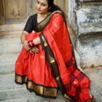 Roshna Ann Roy Instagram - മലർമാതിൻ കാന്തൻ വാസുദേവത്മജൻ.. 💛 പുലർകാലെ പാടി കുഴലൂതി ചിലുചിലെ എന്ന് കിലുങ്ങും കാഞ്ചന ചിലമ്പിട്ടോടി വാ കണി കാണാൻ..... 🧡 . . Happy vishu" 🥭🥥" #vishuvibes #vishu2022 📸 : @vishnu_m.c Mua : ഞാൻ 🖤 Saree : @urban_closet_ethnic Thrissur Museum