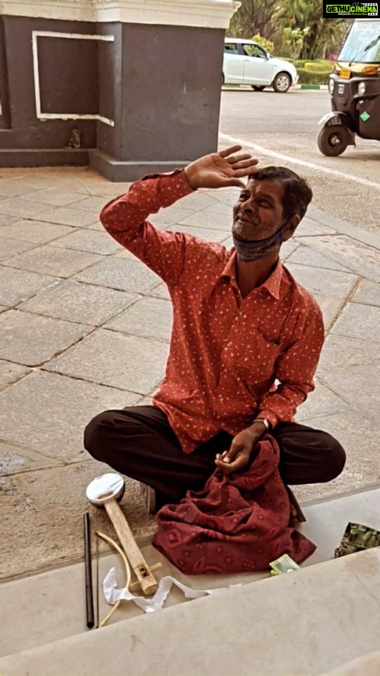 Roshna Ann Roy Instagram - He was waiting outside, for the people ❤️who s stying there in the palace 🥰 . good entertainer in mysuru palace ❤️ in evry visit we can get his version of talents 🥰. He s alwys there 😘 best entertainer ❤ pure talented person i met🖤 " magic babu anna" Mysore, Karnataka