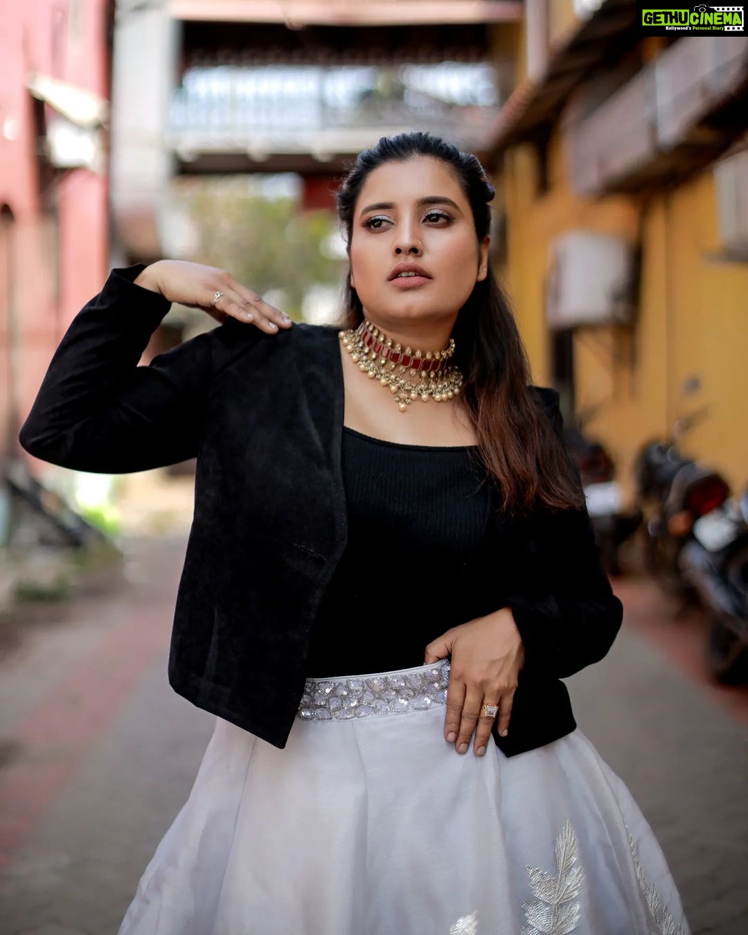 Roshna Ann Roy Instagram - "Judge me by how many times I fell down and got back up again.βπ€ Thank u : @abin__joseph Mua : @makeup_by_mariyaaa Costume : @ladies_planet_ Jwells : @ladies_planet_rental_jewellery Kochi, India