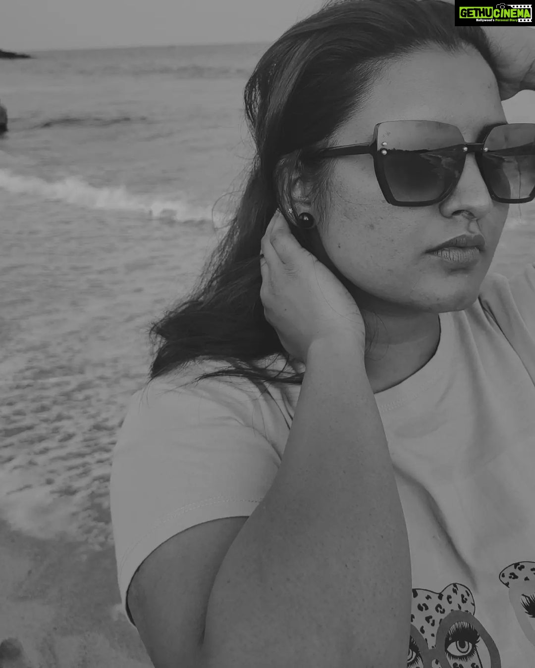 Roshna Ann Roy Instagram - 🖤 Serenity Beach Pondicherry