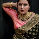 Roshna Ann Roy Instagram - 🖤🖤 Mua : @makeup_by_mariyaaa Costume : @manka.couture Jwellery : @ladies_planet_rental_jewellery
