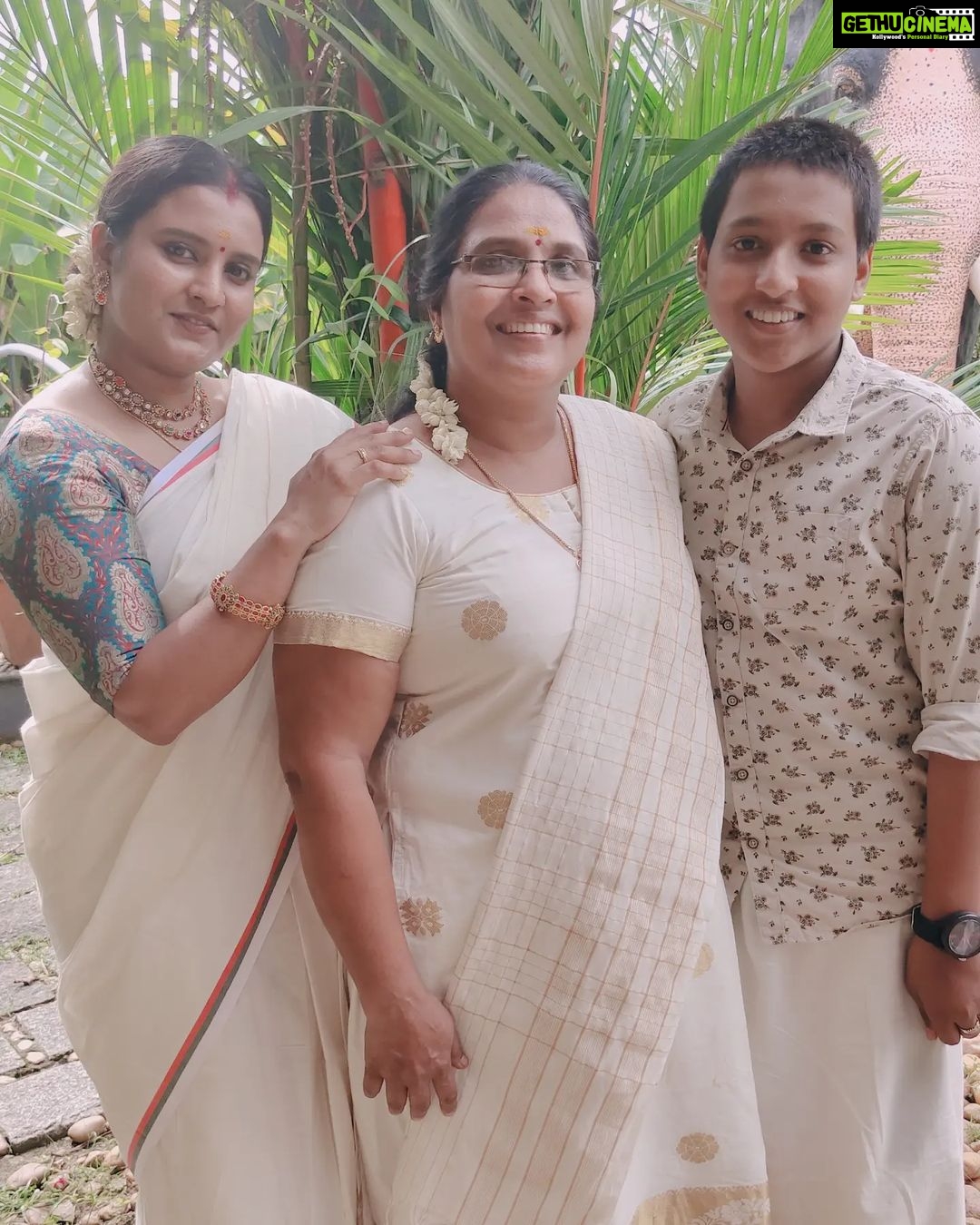 Roshna Ann Roy Instagram - Happy mothers dayto all the single mothers out there putting in double the efforts nd double the duty❤.... You lady, Ur the hero, a role model setting the finest example for ur kids 😘, not to give up in the adverse situations🙏. She doesn't deserve a pity or sympathy 👍, but all the respect and salute 🤝, putting in work for the DAD thts not around 😪, being both a mother as well as a Father to her kids 👏👏👏 There are somany times she fell, but got up on her own, stronger than before ❤🤗!! She ain't sharing the struggle, so damn sure ain't sharing the reward!!!! . She s a WARRioR , a HERo, a SUPER MoM " ⭐️⭐️⭐️ അമ്മയേക്കാൾ വലിയ പോരാളി വേറെയില്ല.... അത്ര തന്നെ ⭐️!!!! @_joseph._j.j_