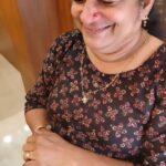 Roshna Ann Roy Instagram – Motherinlaw : മരിക്കുന്നേനു മുൻപ് എനിക്കൊരു വലിയ  ആഗ്രഹം  ഉണ്ട്… 🙏🏻🙏🏻

Kichu : 🙄🙄🙄 മ്മ്മ്മ്മ്…..
Me : 😟😟😟 ന്താ അത്…?😢

She : എനിക്കൊന്നു മൂക്കു കുത്തണം  എന്ന് വലിയ  മോഹം  ഉണ്ട്… ചെറുപ്പത്തിലേ  മനസിൽ  ഉള്ളതാ…. 😪😪

 Kichu : 😏😏🤝
Me : 😆😆😆😆
 
She : 🤐🤐🤐🤐

 A few moments later…🔥🔥

 ഞാൻ  അതങ്ങ് സാധിച്ചു കൊടുത്തു… അത്ര തന്നെ 🤚🏽🤚🏽😜
 ഒരുപാടു കാലമായി  മനസിൽ നിറഞ്ഞു നിന്ന ആഗ്രഹമല്ലേ…. നമ്മളിലൂടെ  അതങ്ങു  നടന്നല്ലോ..🤍🤍💚അവരുടെ സാഹചര്യങ്ങൾ  അനുകൂലമായപ്പോ  അതങ്ങു set ആയല്ലോ…. 🙏🏻 പ്രായം ആഗ്രഹങ്ങൾക്ക് വിലങ്ങു തടി  ആകുന്നില്ല… 🤎  അപ്പൊ അതല്ലേ… അതിന്റെ ശെരി..???