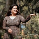 Roshna Ann Roy Instagram – We can learn a lesson from📖” the butterfly beginning..its life crawling along the ground, then spinning a cocoon, patiently waiting until the day it will fly.”🦋”
.
.

📸 :  @akhilsatheesh_
  @dreamcatchers_photos
Costume : @klumbyprajinajaanaki
Resort : @theworldbackwaters
🤍. The World Backwaters