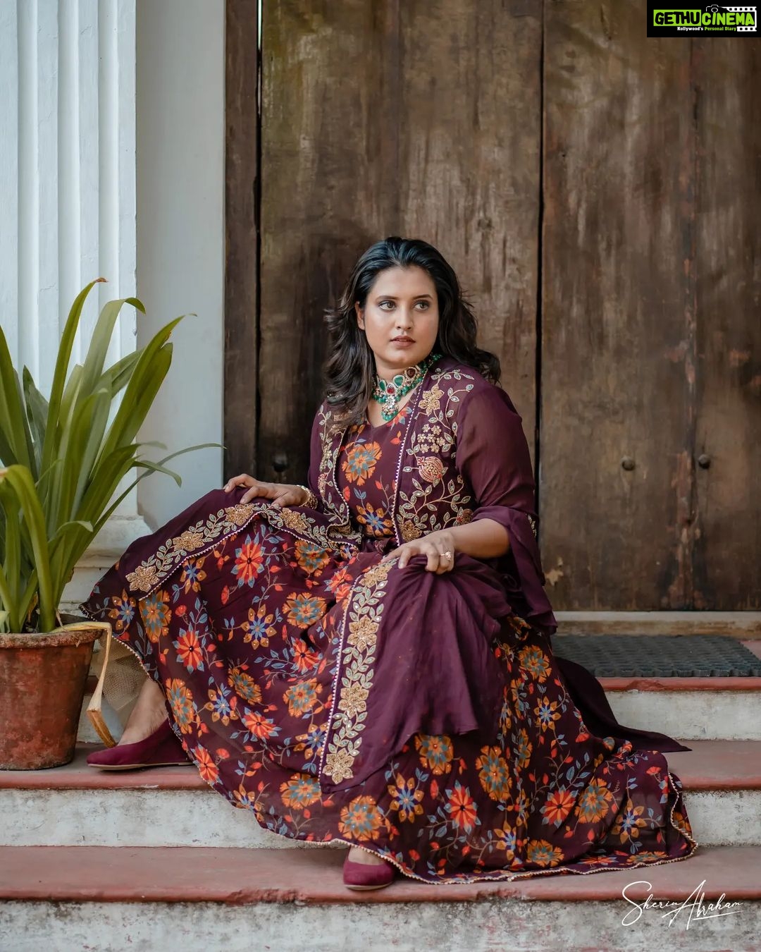 Roshna Ann Roy Instagram - 🤎" 📸 : @sherinabrahamphotography Mua : @makeup_by_mariyaaa Costume : @ladies_planet_ Jwells : @ladies_planet_rental_jewellery Kochi, India