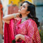 Roshna Ann Roy Instagram - Trust ur" vibe" . 🌺 🌺 🌺 . . 📸 : @sherinabrahamphotography Mua : @makeup_by_mariyaaa Costume : @ladies_planet_ Jwells : @ladies_planet_rental_jewellery