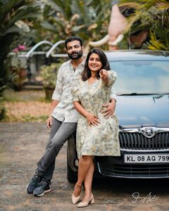 Roshna Ann Roy Instagram - 2021 ൽ നിന്നും..... ശൂ ന്ന് നമ്മൾ  2022 ലേക്ക്... ♥ 365 1/4 ദിവസങ്ങൾ  ഓർമയായി മാറിയ  നിമിഷം!!!
എനിക്കു ഈ  ഒരു വർഷം , ഒരു നിമിഷം  പോലും മറക്കാനാവില്ലെന്നു പറയാം.. 😍

Thanks for whole the lessons 👍 💥thanks to the love, hate and curses!!!!

No expectations, excited to the moments which are going to happen to me in 2022🤝😘
📸: @sherinabrahamphotography