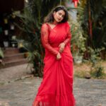 Roshna Ann Roy Instagram - Best wishes for the Holidays, and for health and happiness throughout the coming year.... @sherinabrahamphotography @babe_by_minnumaria ❤️