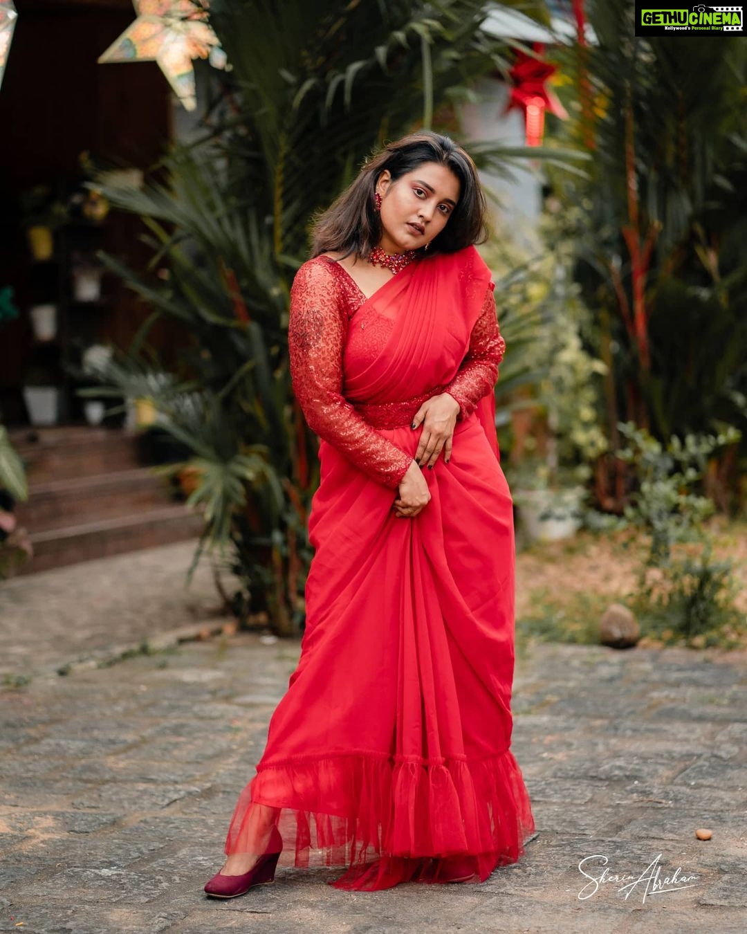 Roshna Ann Roy Instagram - Best wishes for the Holidays, and for health and happiness throughout the coming year.... @sherinabrahamphotography @babe_by_minnumaria ❤️