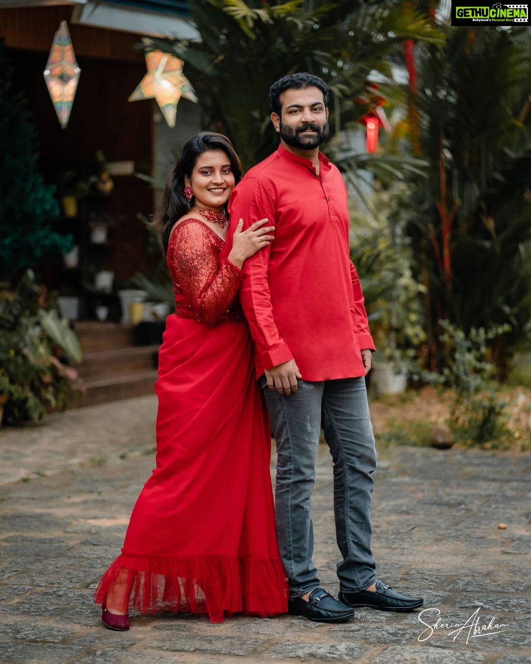 Roshna Ann Roy Instagram - Thank you God for everything in my life. The good and the bad. Some were blessings and some were lessons.❤️ From our side. We wish a very very happy x'mas ❤️ with full of happiness and love ❤️ HAPPY x'mas " whole ma insta fam ❤ Inframe : @kichutellus 📸 : @sherinabrahamphotography His costume :@fareed_infiniti My costume : @babe_by_minnumaria Mua by me😍