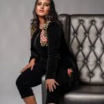 Roshna Ann Roy Instagram - ❤️, ഇനിയിപ്പോ ഞനായിട്ട് കുറക്കുന്നില്ല 😂..... 📸 : @sherinabrahamphotography Mua : @reshma_rnair_ & @nimla_nixon Costume : @fareed_infiniti 😍 Styling : @i_____mahii Loc : @maxxocreative @huwais.m