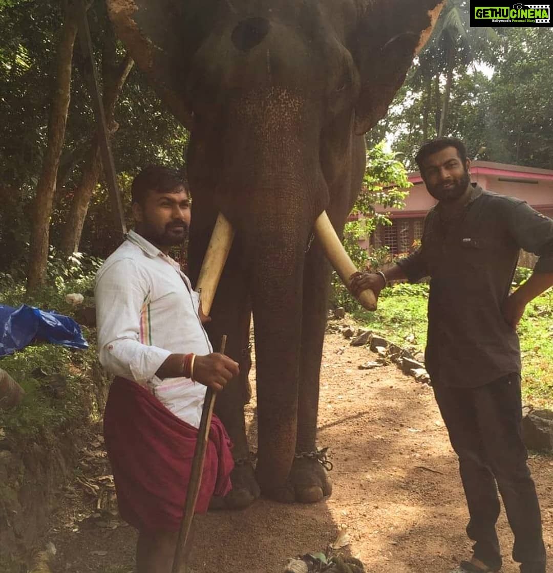 Roshna Ann Roy Instagram - Real Ambi & LALI" #ajagajandharammovie