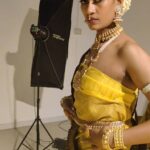 Roshna Ann Roy Instagram - conceptdirection : @roshna.ann.roy for @rr.makeovers Special credits : @judefelix_offical Inframe : @jayalakshmimp 📸 : @sherinabrahamphotography Styling : @anushaann_night_hoot Jwellery : @ladies_planet_rental_jewellery Saree : @the_fashion_room_ Studio : @maxxocreative @huwais.m 🥰