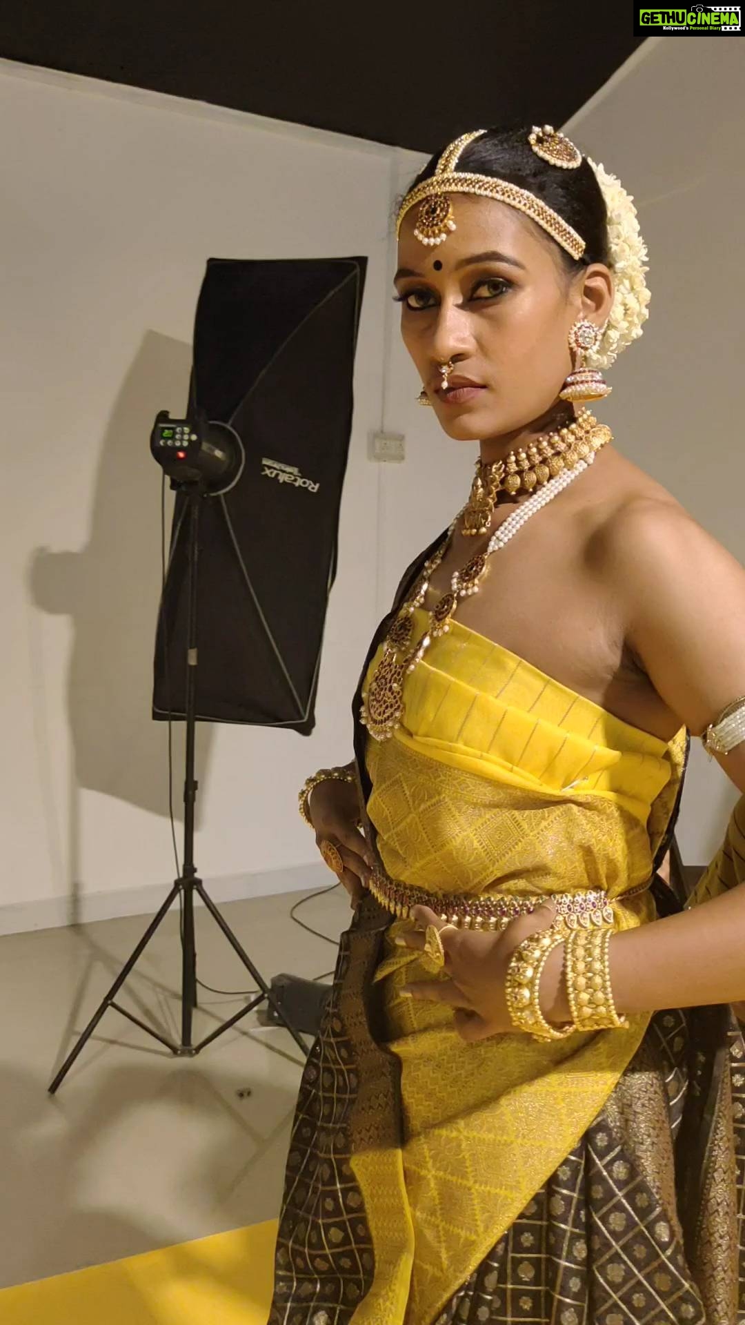 Roshna Ann Roy Instagram - conceptdirection : @roshna.ann.roy for @rr.makeovers Special credits : @judefelix_offical Inframe : @jayalakshmimp 📸 : @sherinabrahamphotography Styling : @anushaann_night_hoot Jwellery : @ladies_planet_rental_jewellery Saree : @the_fashion_room_ Studio : @maxxocreative @huwais.m 🥰