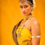 Roshna Ann Roy Instagram - " Happy deewali " Everyone❤ 💞 very happiest work with @jayalakshmimp 💞, done my second series perfectly 🥰 Thank u somuch @judefelix_offical , coordinated. This work very well 💞 @anushaann_night_hoot , done all the daping styles better than me😘 Nd @sherinabrahamphotography my supporting system my phtographer 🥰my team member 🥰 Thanks alot @huwais.m, for @studio_maxxo 🥰 Credits :conceptdirection : @roshna.ann.roy for @rr.makeovers Special credits : @judefelix_offical Inframe : @jayalakshmimp 📸 : @sherinabrahamphotography Styling : @anushaann_night_hoot Jwellery : @ladies_planet_rental_jewellery Saree : @the_fashion_room_ Studio : @maxxocreative @huwais.m 🥰 #rrmakeovers #roshnaannroy