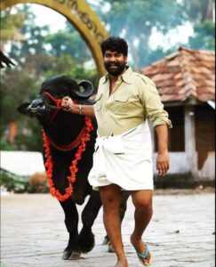 Roshna Ann Roy Instagram - സാധാരണക്കാരന്റെ നെഞ്ചത്ത് കേറിയല്ല  സമരമുണ്ടാക്കേണ്ടത്, ഇഷ്ടം പോലെ തിന്നും കുടിച്ചും അറിയാത്ത മട്ടിൽ ഇരിക്കുന്ന  ചിലർക്കെതിരെ  വേണം , അവരുടെ ഒക്കെ വീട്ടിൽ പോയി കുത്തിയിരുന്ന് സമരം  ചെയ്യൂ.. 
 പാർട്ടി ഏതായാലും ശെരി, കാണിച്ചത്  തെമ്മാടിത്തരം  തന്നെ  ആണ്, രോഗികളെയും ഒരു നേരത്തിനു അന്നത്തിനു വേണ്ടി പണിയെടുക്കുന്നവരെയും തടഞ്ഞു  ആണോ  പെട്രോൾ വിലക്കെതിരെ  സമരം  ഉണ്ടാക്കുന്നത്, ഒന്നിന്റെയും വില  അറിയാത്ത  കണ്ടവന്റെ  കക്ഷം  താങ്ങി നടക്കുന്നോർക്കു എന്തു തോന്നിവാസം വേണേലും ചെയ്യാം ചോദിക്കാൻ ചെല്ലു ന്നവനോട്  അവർക്കു ഗുണ്ടായിസം കാണിക്കാം 
,  സിനിമക്കാരൊക്കെ തണ്ണിയടിച്ചു  നടക്കുവാണെന്നും അവർ ആഭാസം  കാണിക്കുമെന്നുമുള്ള  പൊതു സമൂഹത്തിന്റ വിലയിരുത്തൽ  ആണ് നമ്മൾ  കണ്ടത് ,  ഇപ്പ എന്തായി... 😂

" കാശുണ്ടെങ്കിലെന്താടാ.... ഞാൻ  കഷ്ടപ്പെട്ടുണ്ടാക്കിയതല്ലേ " , ജോജു ചേട്ടൻ!!! 😂

ഓരോ വർഷവും ഓരോ വേദനയാണ്..
ഇപ്പൊ മുല്ലപെരിയാറ് പൊട്ടാൻ നിൽക്കുന്നു ന്നു കേൾക്കുന്നുണ്ട്
ഒരു സംഘർഷോം ഒരു  വെഷമോം ആർക്കും കണ്ടില്ല....
 രാഷ്ട്രീയം നല്ലതാണ് ,  നമ്മുടെ ജനതയ്ക്ക്  നല്ലത്  ചെയ്യാനുള്ള മനോഭാവം ഉണ്ടാവണം 
ഇതൊന്നും ഇല്ലാതാനും ദ്രോഹിക്കുകേം വേണം  എന്നാലല്ലേ... ഉത്തമനാകുള്ളൂ...
 ഇതാവണമെടാ... 🙏🏻 ഇങ്ങനെ വേണമെടാ....

 ഏവർക്കും എന്റെയും കുടുംബത്തിന്റെയും കേരള പിറവി  ആശംസകൾ 🥰💞