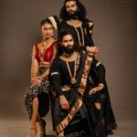 Roshna Ann Roy Instagram - "Men in SAREE " #meninsaree #rrmakeovers #roshnaannroy #makeupartist Concept & direction : @roshna.ann.roy Make-up : @rr.makeovers Inframe : @jayalakshmimp @adeeb_jaleel @oj6627 📸 : @sherinabrahamphotography Special credits : @judefelix_offical Styling :@anushaann_night_hoot Loc :@maxxocreative @huwais.m Saree : @kanchipuramsilks_ Jwells : @ladies_planet_rental_jewellery Costume (her): @babe_by_minnumariya Men T-shirt : @gabbana_tcr