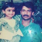 Roshna Ann Roy Instagram - അപ്പന്റെ ഓർമ്മ ദിവസം ! 30/09 എല്ലാ വർഷവും ഈ ദിവസം അപ്പന് വേണ്ടി കുർബാനയും പ്രാർത്ഥനയും ❤️...സ്വർഗത്തിൽ അപ്പച്ചി " (അങ്ങനെ ആണ് ഞാൻ വിളിക്കാറ്...)സന്തോഷിക്കുന്നുണ്ടാകും ♥!!! അപ്പനെ കുറിച്ച് ഓർക്കാനൊരവസരം അമ്മ തന്നിട്ടില്ല,അതു കൊണ്ട് തന്നെയാണ് ഈ ഒരു post... അമ്മയെ കുറിച്ചോ എന്നെ കുറിച്ചോ അപ്പന് യാതൊരു ടെൻഷനും ഉണ്ടായിരുന്നില്ല എന്നു തോന്നുന്നു.. ♥ അതോണ്ട് തന്നെ പുള്ളി nice ആയിട്ടു വിട്ടു.... അപ്പൻ എനിക്കു വേണ്ടി ഒന്നും ചെയ്തിട്ടില്ല, അമ്മക്ക് പിന്നെ അതോണ്ട് വളരെ എളുപ്പ്മായിരുന്നു 😂😂 അപ്പനെ പറ്റി എല്ലാരും പറയുന്നത് : ഒരുപാട് സ്നേഹമുള്ള മോനാണ്, എപ്പളും വിളിച്ചാൽ എല്ലാത്തിനും ഒപ്പമുണ്ടാകും എന്നൊക്കെയാണ്... പക്ഷേ സ്നേഹമിട്ടു പുഴുങ്ങിയാൽ ചോറാകില്ലല്ലോ..... നല്ല റേഷനരിയുടെ രുചി അറിഞ്ഞു വളർന്നു വന്നയാളാണ് ഞാൻ.... ❤എനിക്കതു പറയാൻ സന്തോഷമേ ഉള്ളൂ... എന്തായാലും ... 😂 അമ്മക്ക് മരണ അടക്കും കഴിഞ്ഞ് വീട്ടിൽ വന്നത് മുതൽ കോളായിരുന്നു.... 😂 അതായിരിക്കണം വിധി , അമ്മ അതൊരു sports spiritil എടുത്തത് കൊണ്ട് കൊഴപ്പല്യ!!😂 അന്ന് തോട്ടു തൊടങ്ങിയ വേവലാതി ആണ്.. ഇപ്പ കൊറച്ചു മാറിയതു എന്നെ മറ്റൊരാൾക്ക്‌ ഏൽപ്പിച്ചു കൊടുത്തപ്പോളാണ്, എന്നാലും എന്തേലും കുരു ത്തക്കേടും പറഞ്ഞു ഞാൻ വിളിക്കും.... അതിനും സമാധാനം ഉണ്ടാക്കണത് അമ്മയാണ്... 😂 അമ്മയോട് എനിക്കു ഒരായിരം നന്ദി യുണ്ട് 🙏🏻. എന്നെ ഇത്രയും strong ആയ പെൺകുട്ടി ആക്കിയതിനു.... എല്ലാത്തിനും കഴിവുള്ളവളാക്കി വളരാൻ എനിക്കു പറ്റിയത് അപ്പൻ പോയത് കൊണ്ട് തന്നെയാണ്... അതോണ്ട് അപ്പച്ചിക്കും ഒരായിരം നന്ദി ❤❤