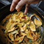 Roshna Ann Roy Instagram - മാങ്ങാ കറി " കറിയിൽ മാങ്ങാ കണ്ടു കിട്ടാതെ വേദനിക്കുന്ന കുറച്ചു പേർക്ക് ഒരു ആശ്വാസം കിട്ടാൻ 😂