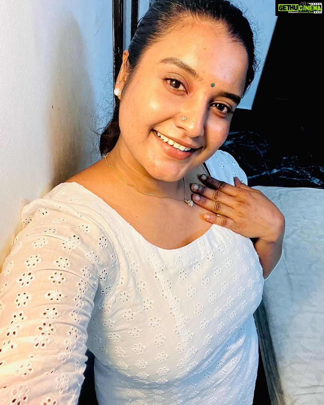 Roshna Ann Roy Instagram - Christmas may be a day of feasting, or of prayer, but always it will be a day of remembrance β a day in which we think of everything we have ever loved.β ππππ
β€οΈ All abt last night π€π€ #christmasvibe