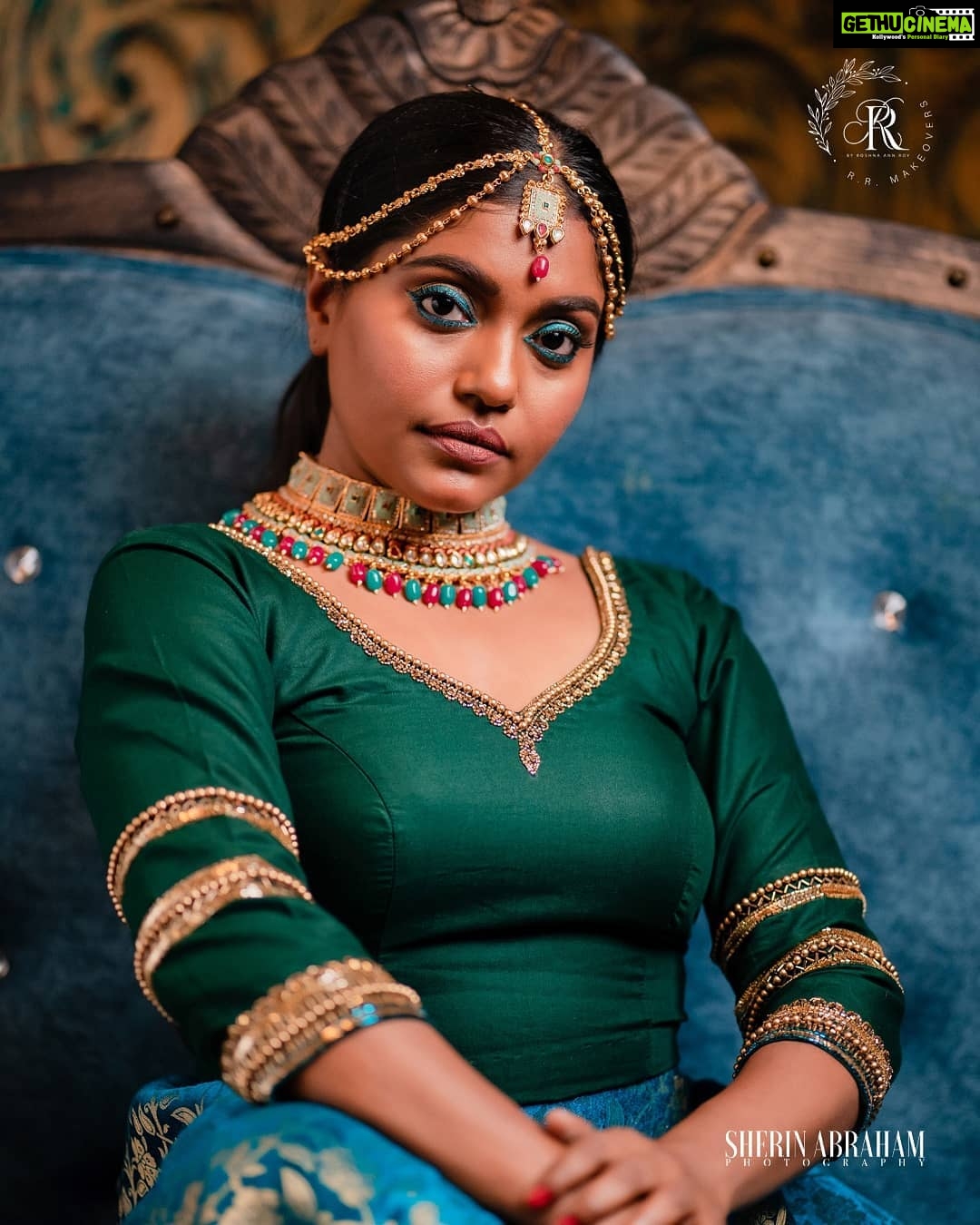 Roshna Ann Roy Instagram - We, makeup artists, are a unique bunch of people; we don’t have the classic brain, the classic training, but we’re creative, so we figure it out.”... Inframe :@sruthyjayan.me ❤️📸 :@sherinabrahamphotography Concept & mua : @roshna.ann.roy Shoot for : @rr.makeovers Styling : @i_____mahii Costume : @babe_by_minnumariya Jwells : @page3studiobyunaismustafa Page 3 Studio by Unais Mustafa