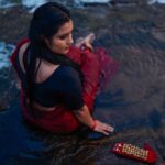 Roshna Ann Roy Instagram - ഒന്നും നഷ്ടപ്പെടാനോ നേടാനോ ഇല്ലാത്ത ലോകം... 🌷🌷😍😍🌷🌷 ഞാൻ എഴുതിയ വാക്കുകൾ ഒരു പുഴയായി ജനിക്കട്ടെ.. പുഴയായവൾ എന്നെ പുണരാൻ കൊതിക്കട്ടെ.. പുണരുന്ന വേളയിൽ മഴയായ് തെറിക്കട്ടെ.. മഴനീരിനോളത്തിൽ പുതുസ്വപ്നങ്ങൾ കിളിർക്കട്ടെ.. കൈപ്പിടിയിലൊതുങ്ങാതെ തഴുകിമറയട്ടെ.. പുഴയായവൾ വീണ്ടും സ്വപ്നങ്ങൾതീർക്കട്ടെ.. തിരയായവനോടു ചേർന്നങ്ങോഴുകട്ടെ... ❤..❤️...